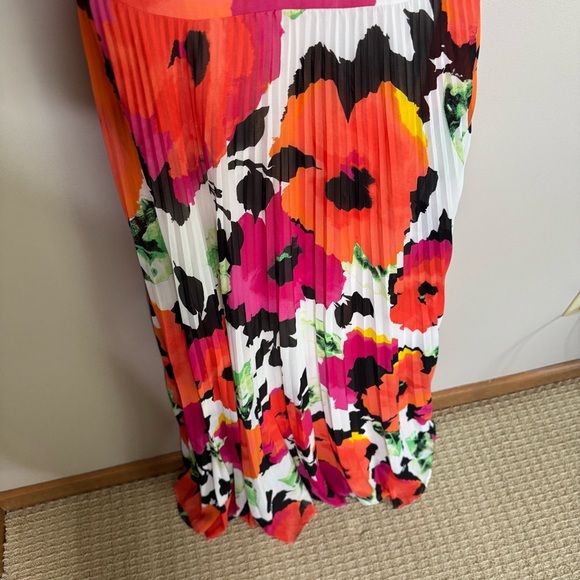 Eliza J Vibrant Floral halter neck pleated maxi dress 6 - Picture 3 of 9